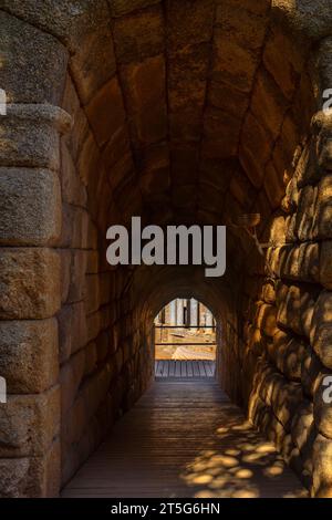 All'interno di uno degli ingressi alle tribune e al palcoscenico dell'antico Teatro Romano di Mérida, con un soffitto a volta di blocchi di roccia e due pareti Foto Stock