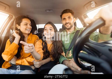 Famiglia eccitata in macchina, figlia che vede qualcosa Foto Stock