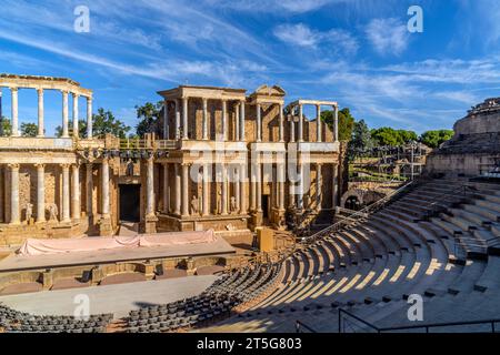 Banchi di granito e parte del palcoscenico del Teatro Romano di Mérida con impalcature, faretti, palco e sedie posti sotto gli stand preparano Foto Stock