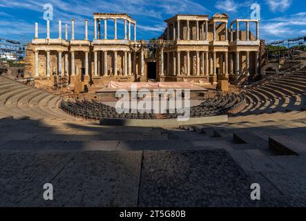 Vista completa da sotto il pavimento del Teatro Romano di Mérida con impalcature, faretti, palco e sedie poste sotto la prepar degli stand Foto Stock