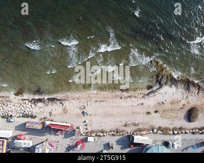 Vista aerea di una tranquilla fiera sul mare con le onde che si gettano sulla spiaggia sabbiosa di Plage de Carro, comune di Martigues, Francia Foto Stock