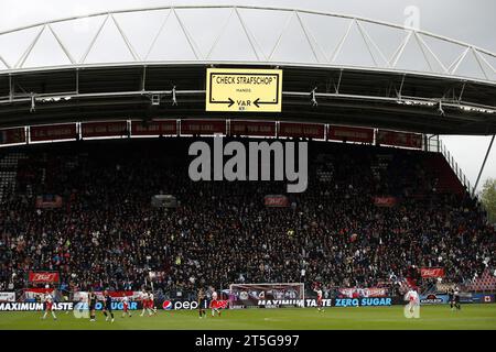 UTRECHT - Video Assistant arbitee (VAR) durante la partita olandese Eredivisie tra FC Utrecht e FC Twente allo stadio Galgenwaard il 5 novembre 2023 a Utrecht, Paesi Bassi. ANP BART STOUTJESDIJK Foto Stock
