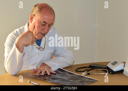 Città: Marilia, São Paolo, Brasile - 20 aprile 2022: Medico. Valutazione della tomografia computerizzata della colonna lombare di un paziente anziano, Brasile, Sud Amer Foto Stock