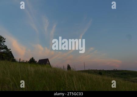 Lontana casa rurale tra i campi Foto Stock