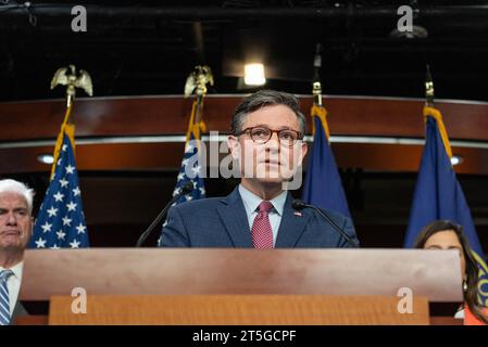 Washington, Stati Uniti. 5 novembre 2023. Il presidente della camera dei rappresentanti degli Stati Uniti Mike Johnson (repubblicano della Louisiana) tiene una conferenza stampa nel Campidoglio a Washington, DC, USA, giovedì 2 novembre, 2023. foto di Annabelle Gordon/CNP/ABACAPRESS.COM Credit: abaca Press/Alamy Live News Foto Stock