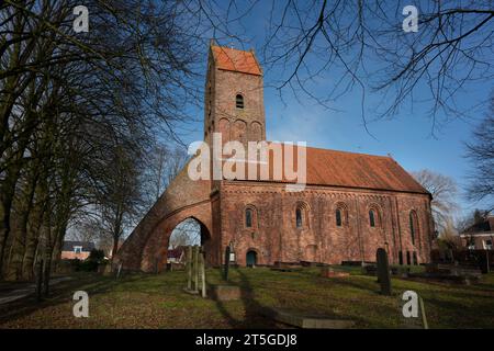 Il Sebastiaankerk è una chiesa suggestiva a causa dell'enorme contrafforto di fronte alla torre Foto Stock