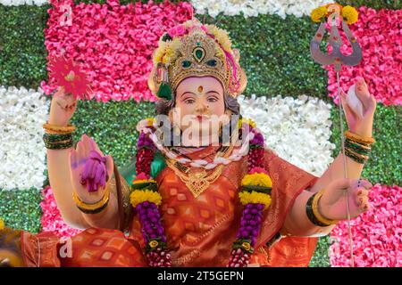 Un bellissimo idolo di Maa Durga adorato in un pandalo durante Navratri a Mumbai, India Foto Stock