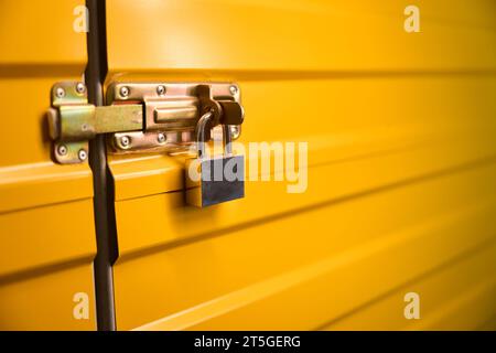 Porta gialla in metallo con serratura Foto Stock