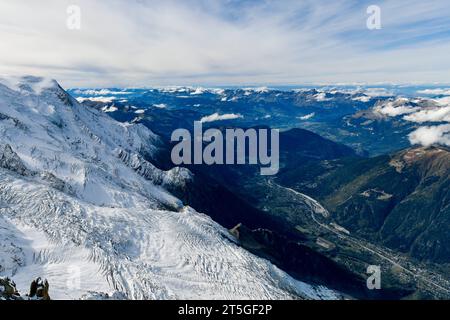 Mont Blanc Bergmassiv Blick AM 22. Oktober 2023 vom Gipfel Aiguille du Midi 3842 und der gleichnamigen Aussichtsplattform im Bergmassiv Mont Blanc a Richtung Chamonix. Charmonix Haute-Savoie Frankreich  JK11506 *** massiccio montuoso del Monte bianco vista il 22 ottobre 2023 dalla cima Aiguille du Midi 3842 e dalla piattaforma panoramica omonima nel massiccio montano del Monte bianco in direzione di Chamonix Charmonix Haute Savoie Francia JK11506 credito: Imago/Alamy Live News Foto Stock