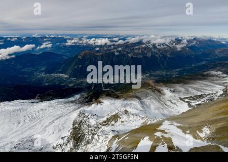 Mont Blanc Bergmassiv Blick AM 22. Oktober 2023 vom Gipfel Aiguille du Midi 3842 und der gleichnamigen Aussichtsplattform im Bergmassiv Mont Blanc a Richtung Chamonix. Charmonix Haute-Savoie Frankreich  JK11734 *** massiccio montuoso del Monte bianco vista il 22 ottobre 2023 dalla cima Aiguille du Midi 3842 e dalla piattaforma panoramica omonima nel massiccio montano del Monte bianco in direzione di Chamonix Charmonix Haute Savoie Francia JK11734 credito: Imago/Alamy Live News Foto Stock