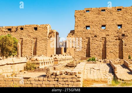 Antico complesso di templi di Karnak. Ingresso principale. Luxor, Egitto – 21 ottobre 2023 Foto Stock