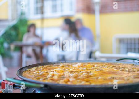 Immagine del processo di cottura della paella in un ambiente familiare. Ricetta spagnola Foto Stock