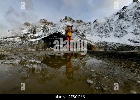 Mont Blanc Bergmassiv Menschen wandern zur Berghütte Buvette du Plan de l Aiguille unterhalb vom Berggipfel Aiguille du Midi 3842 bei Chamonix in Frankreich Charmonix Haute-Savoie Frankreich  JK11814 *** massiccio montuoso del Monte bianco persone che camminano fino al rifugio Buvette du Plan de l Aiguille sotto la vetta della montagna Aiguille du Midi 3842 vicino Chamonix in Francia Charmonix alta Savoia Francia JK11814 credito: Imago/Alamy Live News Foto Stock