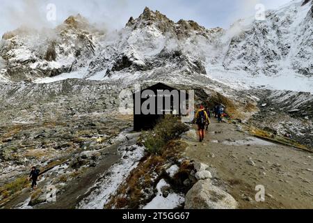 Mont Blanc Bergmassiv Menschen wandern zur Berghütte Buvette du Plan de l Aiguille unterhalb vom Berggipfel Aiguille du Midi 3842 bei Chamonix in Frankreich Charmonix Haute-Savoie Frankreich  JK11799 *** massiccio montuoso del Monte bianco persone che camminano fino al rifugio Buvette du Plan de l Aiguille sotto la vetta della montagna Aiguille du Midi 3842 vicino Chamonix in Francia Charmonix alta Savoia Francia JK11799 credito: Imago/Alamy Live News Foto Stock