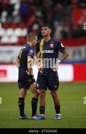 UTRECHT - (l-r) Mathias Kjolo del FC Twente, Mees Hilgers è deluso dal FC Twente durante la partita olandese Eredivisie tra FC Utrecht e FC Twente allo stadio Galgenwaard il 5 novembre 2023 a Utrecht, Paesi Bassi. ANP BART STOUTJESDIJK Foto Stock