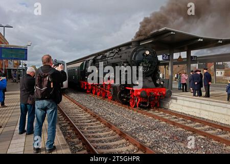 Blankenburg, Germania. 5 novembre 2023. Una locomotiva a vapore classe 95027 si trova alla stazione di Halberstadt. Il viaggio speciale della locomotiva a vapore 95 027 fu organizzato per il 100° compleanno della locomotiva a vapore. Il gruppo di lavoro di Rübelandbahn fece circolare la storica locomotiva a vapore da Blankenburg a Halberstadt in due giorni. Crediti: Matthias Bein/dpa/Alamy Live News Foto Stock