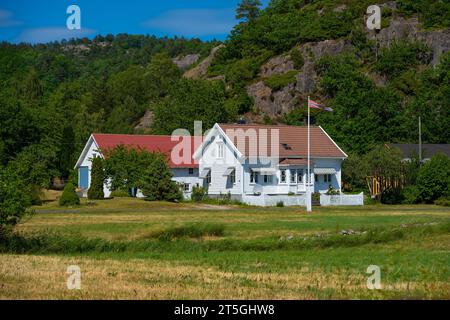 Casa di legno bianca Traditiona su una piccola collina Foto Stock