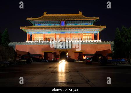 PECHINO - 22 MAGGIO: Vista notturna della Torre della porta di Shenwu nella città Proibita, il 22 maggio 2014, Pechino, Cina Foto Stock
