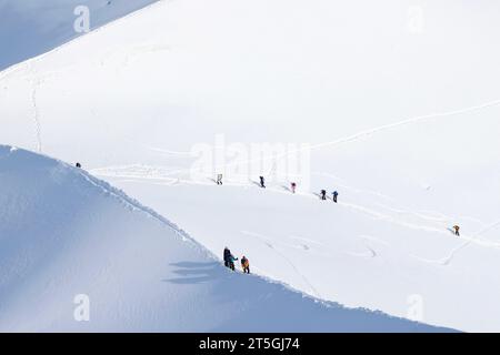 Mont Blanc Bergmassiv Bergsteiger klettern AM 22. Oktober 2023 unterhalb der Aussichtsplattform und Berggipfel Aiguille du Midi 3842 dem Gipfel entgegen. Charmonix Haute-Savoie Frankreich NK008328 *** gli alpinisti del massiccio del Monte bianco che salgono verso la vetta il 22 ottobre 2023 sotto la piattaforma panoramica e la vetta Aiguille du Midi 3842 Charmonix Haute Savoie Francia NK008328 credito: Imago/Alamy Live News Foto Stock