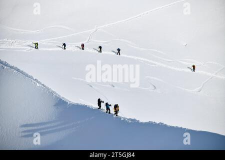 Mont Blanc Bergmassiv Bergsteiger klettern AM 22. Oktober 2023 unterhalb der Aussichtsplattform und Berggipfel Aiguille du Midi 3842 dem Gipfel entgegen. Charmonix Haute-Savoie Frankreich  JK11534 *** gli alpinisti del massiccio del Monte bianco che salgono verso la vetta il 22 ottobre 2023 sotto la piattaforma panoramica e la vetta Aiguille du Midi 3842 Charmonix Haute Savoie Francia JK11534 credito: Imago/Alamy Live News Foto Stock