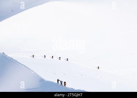 Mont Blanc Bergmassiv Bergsteiger klettern AM 22. Oktober 2023 unterhalb der Aussichtsplattform und Berggipfel Aiguille du Midi 3842 dem Gipfel entgegen. Charmonix Haute-Savoie Frankreich NK008337 *** gli alpinisti del massiccio del Monte bianco che salgono verso la vetta il 22 ottobre 2023 sotto la piattaforma panoramica e la vetta Aiguille du Midi 3842 Charmonix Haute Savoie Francia NK008337 credito: Imago/Alamy Live News Foto Stock