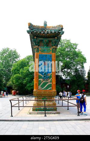 PECHINO - 23 MAGGIO: Il muro dei nove draghi (Jiulongbi) al parco Beihai di，il 23 maggio 2014, Pechino, Cina Foto Stock