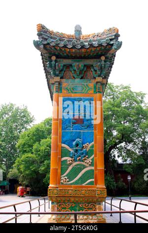 PECHINO - 23 MAGGIO: Il muro dei nove draghi (Jiulongbi) al parco Beihai di，il 23 maggio 2014, Pechino, Cina Foto Stock