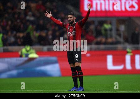 Milano, Italia. 4 novembre 2023. Olivier Giroud del Milan gestisce durante la partita di serie A tra AC Milan e Udinese calcio allo Stadio Giuseppe Meazza il 4 novembre 2023 a Milano. Crediti: Marco Canoniero/Alamy Live News Foto Stock