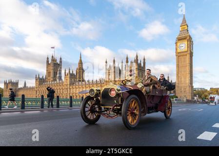 Westminster, Londra, Regno Unito. 5 novembre 2023. La corsa di auto veterane da Londra a Brighton è l'evento automobilistico più longevo al mondo, con il primo evento che si svolge nel 1896 organizzato per celebrare l'approvazione della legge che ha permesso alle "locomotive leggere" di viaggiare a velocità superiori a 4 km/h. Le auto che partecipano all'evento devono essere state costruite prima del 1905. Partendo all'alba da Hyde Park, i veicoli attraversarono Londra prima di dirigersi a sud. 1904 auto Berliet Foto Stock