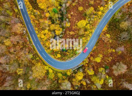 Aberfoyle, Stirling, Scozia. Veduta aerea della curva in strada sul passo del Duca nel Trossachs vicino ad Aberfoyle. Foto Stock