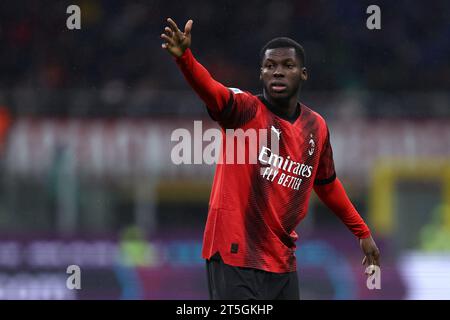 Milano, Italia. 4 novembre 2023. Yunus Musah del Milan gestisce durante la partita di serie A tra AC Milan e Udinese calcio allo Stadio Giuseppe Meazza il 4 novembre 2023 a Milano. Crediti: Marco Canoniero/Alamy Live News Foto Stock