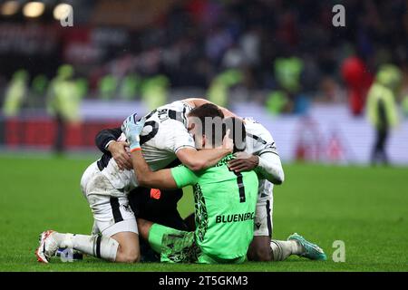 Milano, Italia. 4 novembre 2023. I calciatori dell'Udinese calcio festeggiano al termine della partita di serie A tra AC Milan e Udinese calcio allo Stadio Giuseppe Meazza il 4 novembre 2023 a Milano, Italia . Crediti: Marco Canoniero/Alamy Live News Foto Stock