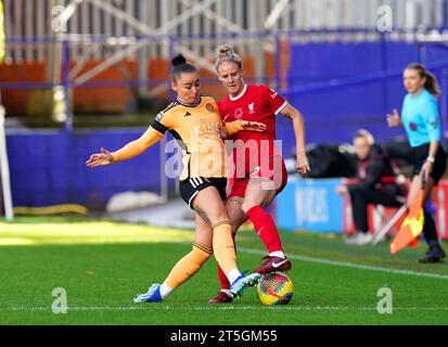 Jasmine Matthews di Liverpool (a destra) e Hannah Cain di Leicester City si battono per il pallone durante il Barclays Women's Super League match a Prenton Park, Birkenhead. Data foto: Domenica 5 novembre 2023. Foto Stock