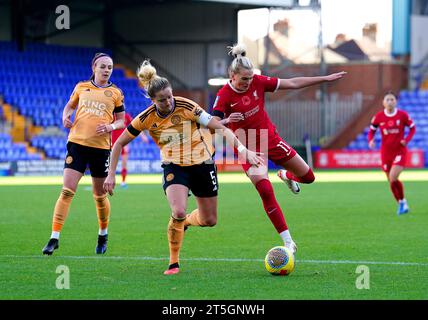 Melissa Lawley (destra) del Liverpool e Sophie Howard di Leicester City combattono per il pallone durante il Barclays Women's Super League match a Prenton Park, Birkenhead. Data foto: Domenica 5 novembre 2023. Foto Stock
