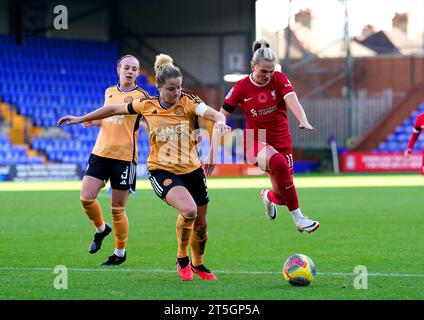 Melissa Lawley (destra) del Liverpool e Sophie Howard di Leicester City combattono per il pallone durante il Barclays Women's Super League match a Prenton Park, Birkenhead. Data foto: Domenica 5 novembre 2023. Foto Stock