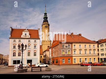 Rynek (Piazza del mercato) e la torre del Municipio di Brzeg, Opolskie, Polonia Foto Stock