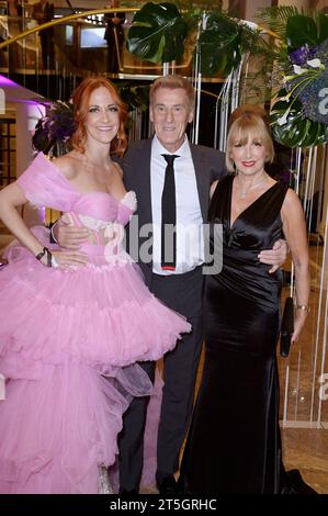 Uli Stein mit Ehefrau Cornelia und Tochter Jennifer beim 41. Deutschen SportpresseBall 2023 in der Alten Oper. Francoforte, 04.11.2023 *** Uli Stein con la moglie Cornelia e la figlia Jennifer al German Sports Press Ball 41 2023 all'alte Oper Frankfurt, 04 11 2023 foto:XF.xKernx/xFuturexImagex sportpresseball 3105 Credit: Imago/Alamy Live News Foto Stock