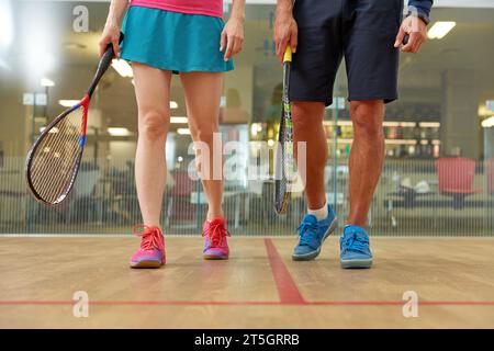 Ripresa ravvicinata delle gambe dei giocatori di squash sportivi Foto Stock