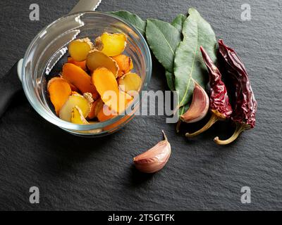 Varietà di erbe e radici per aiutare la salute - zenzero, curcuma, baia, aglio e peperoncino Foto Stock