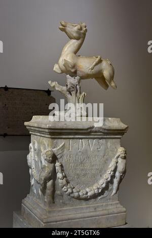 Dedica di Marcus Fabius Secundus dal Tempio di Apollo a Pompei i secolo d.C. dedicato cervo a Diana due Cupidi museo Archeologico Nazionale di Napoli Italia. Foto Stock