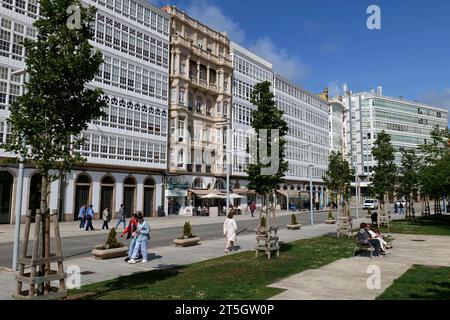 Caratteristico edificio con facciata in vetro sul lato del porto che conferisce alla città il soprannome di "città di vetro", A Coruña, Galizia, nord-ovest della Spagna, Europa Foto Stock