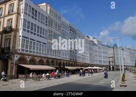 Caratteristico edificio con facciata in vetro sul lato del porto che conferisce alla città il soprannome di "città di vetro", A Coruña, Galizia, nord-ovest della Spagna, Europa Foto Stock