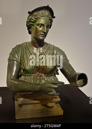 Fulmine Artemide, dal Tempio di Apollo a Pompei, Dea del i secolo d.C., figlia di Leto e sorella di Apollo museo Archeologico Nazionale di Napoli Italia. Artemide sta sparando una freccia. Foto Stock