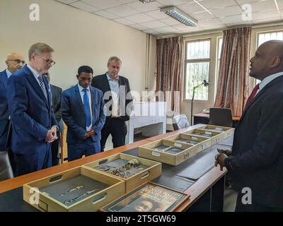 Il primo ministro ceco Petr fiala, a sinistra, vede i resti fossili della femmina Australopithecus Lucy al Museo Nazionale di Addis Abeba, Etiopia, 5 novembre 2023. Il primo ministro ceco Petr fiala è in viaggio nell'Africa subsahariana per discutere le relazioni bilaterali, approfondire la cooperazione e lo sviluppo delle infrastrutture energetiche, dell'assistenza sanitaria e della gestione idrica dell'Etiopia. (Foto CTK/Eliska Naegele) Foto Stock