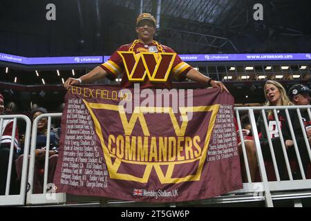 Atlanta, Georgia, USA. 15 ottobre 2023. I tifosi dei Washington Commanders tengono una bandiera durante la partita contro gli Atlanta Falcons al Mercedes-Benz Stadium. (Immagine di credito: © Debby Wong/ZUMA Press Wire) SOLO USO EDITORIALE! Non per USO commerciale! Foto Stock