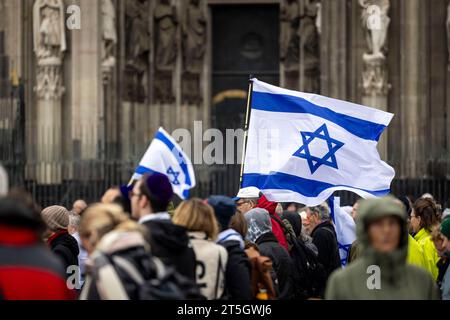 Colonia, Germania. 5 novembre 2023. Le bandiere israeliane sventolano a un raduno di solidarietà per Israele sul Domplatte. A seguito dell’attacco terroristico di Hamas a Israele il 7 ottobre, questo fine settimana ci sono state numerose reazioni in tutta la Germania. Credito: Christoph Reichwein/dpa/Alamy Live News Foto Stock