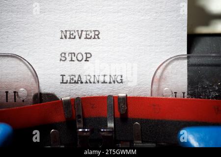 Non interrompere mai l'apprendimento di una frase scritta con una macchina da scrivere. Foto Stock
