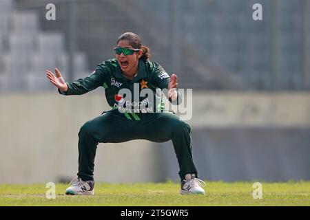 Sadia Iqbal, lanciatrice della colonna vertebrale femminile del Pakistan, riesce a conquistare quattro wicket contro il Bangladesh e vince nella prima ODI del thr Foto Stock