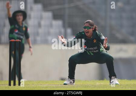 Sadia Iqbal, lanciatrice della colonna vertebrale femminile del Pakistan, riesce a conquistare quattro wicket contro il Bangladesh e vince nella prima ODI del thr Foto Stock