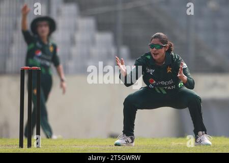 Sadia Iqbal, lanciatrice della colonna vertebrale femminile del Pakistan, riesce a conquistare quattro wicket contro il Bangladesh e vince nella prima ODI del thr Foto Stock